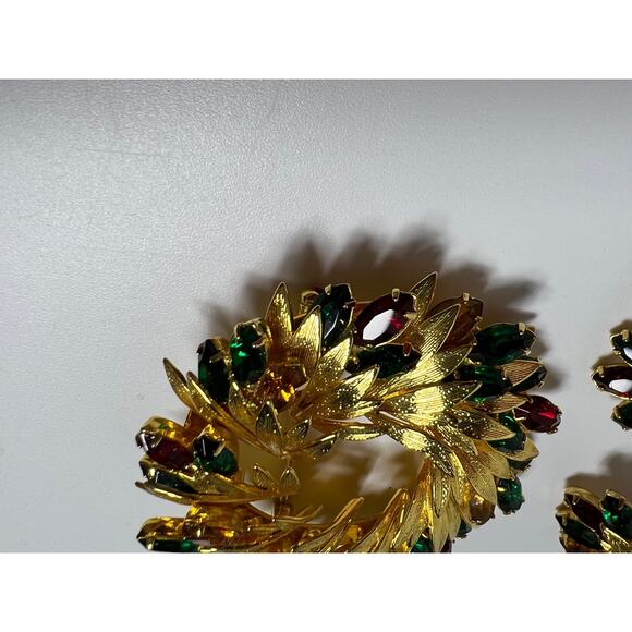 Vintage Gold Toned Wreath with Red and Green Stones Plus matching earrings! - Picture 2 of 9